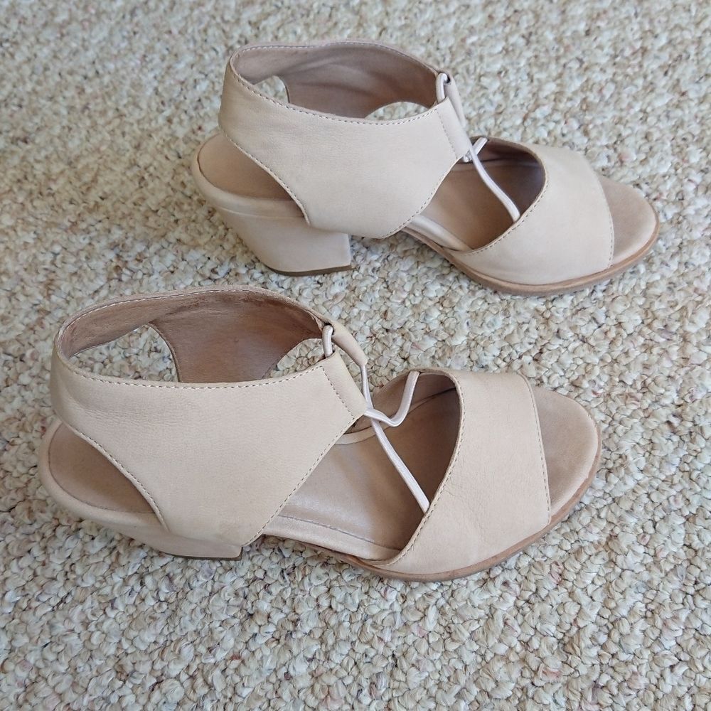 Eileen Fisher Doe Earth Tumbled Nubuck Sandal in beige size 6 - Picture 5 of 13